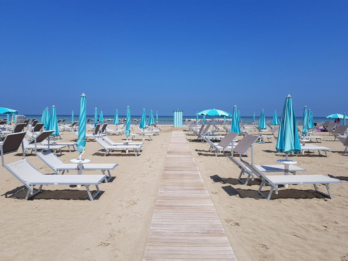 Hotel Paloma Beach Front Chiringuitos Time Римини Екстериор снимка