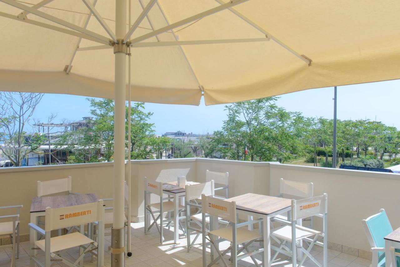 Hotel Paloma Beach Front Chiringuitos Time Римини Екстериор снимка