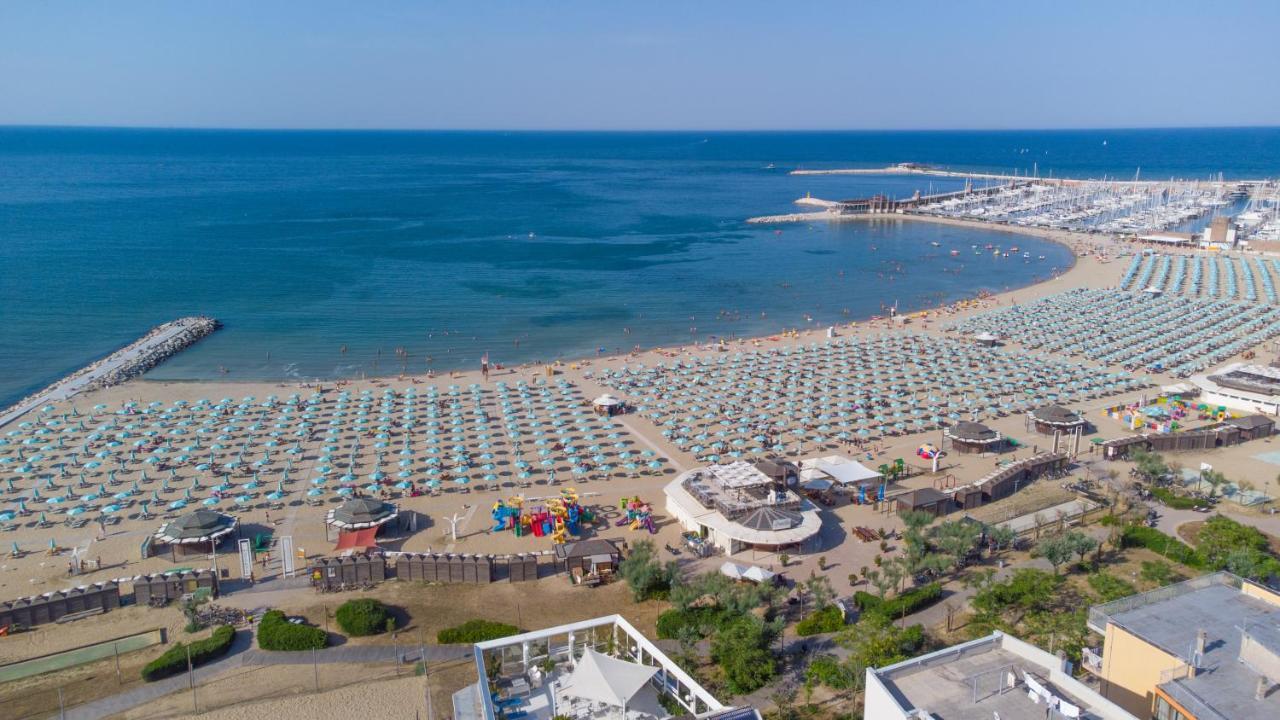 Hotel Paloma Beach Front Chiringuitos Time Римини Екстериор снимка