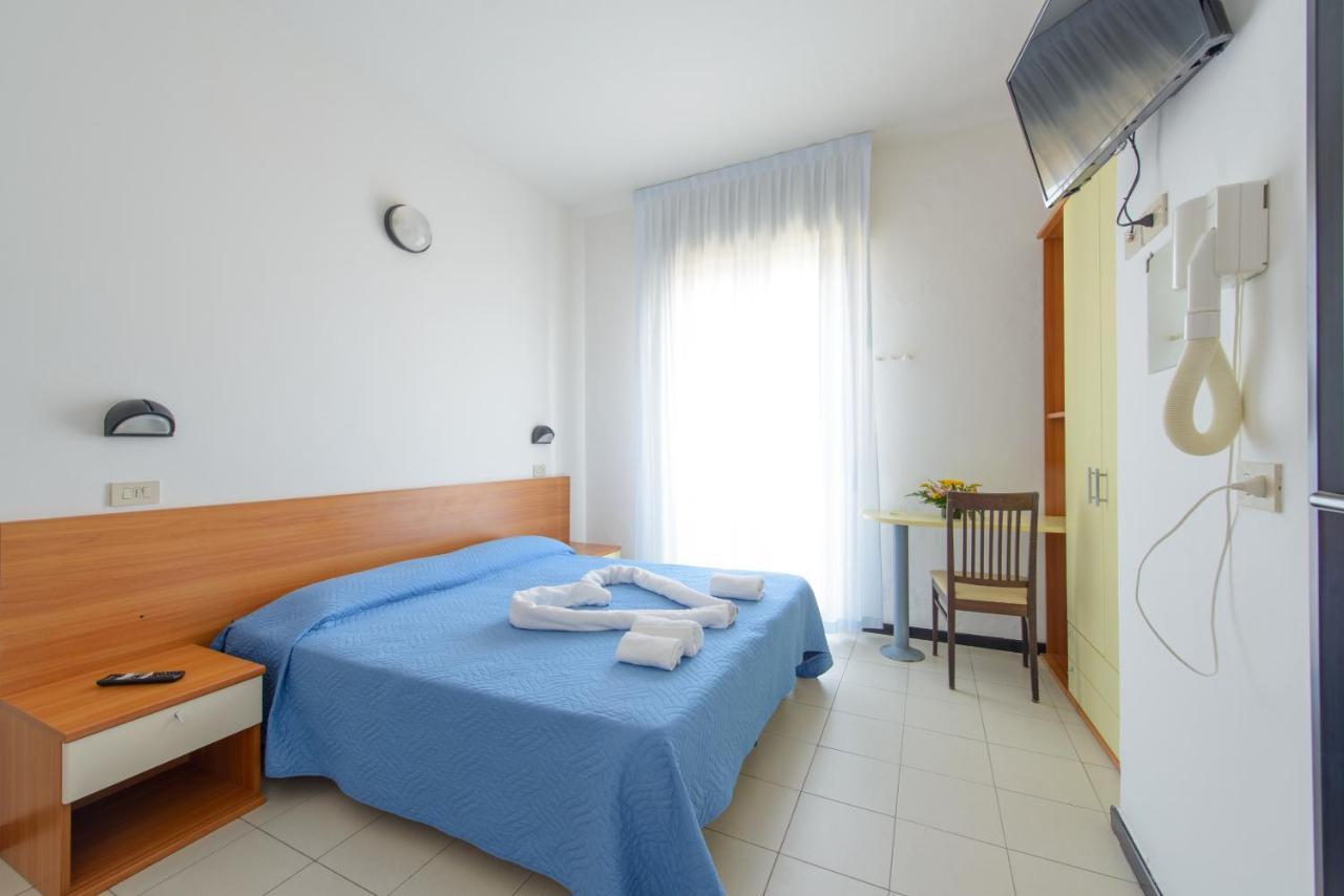 Hotel Paloma Beach Front Chiringuitos Time Римини Екстериор снимка