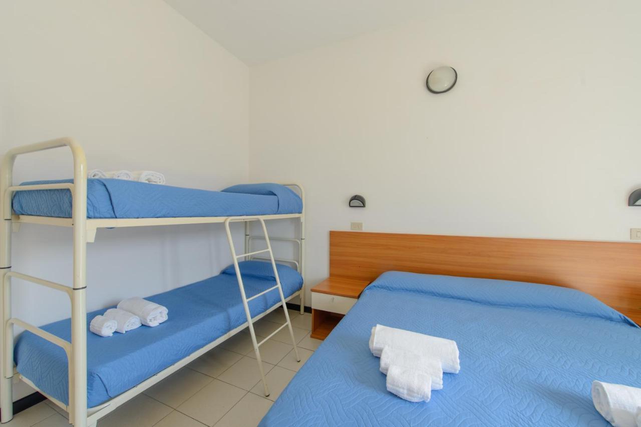 Hotel Paloma Beach Front Chiringuitos Time Римини Екстериор снимка