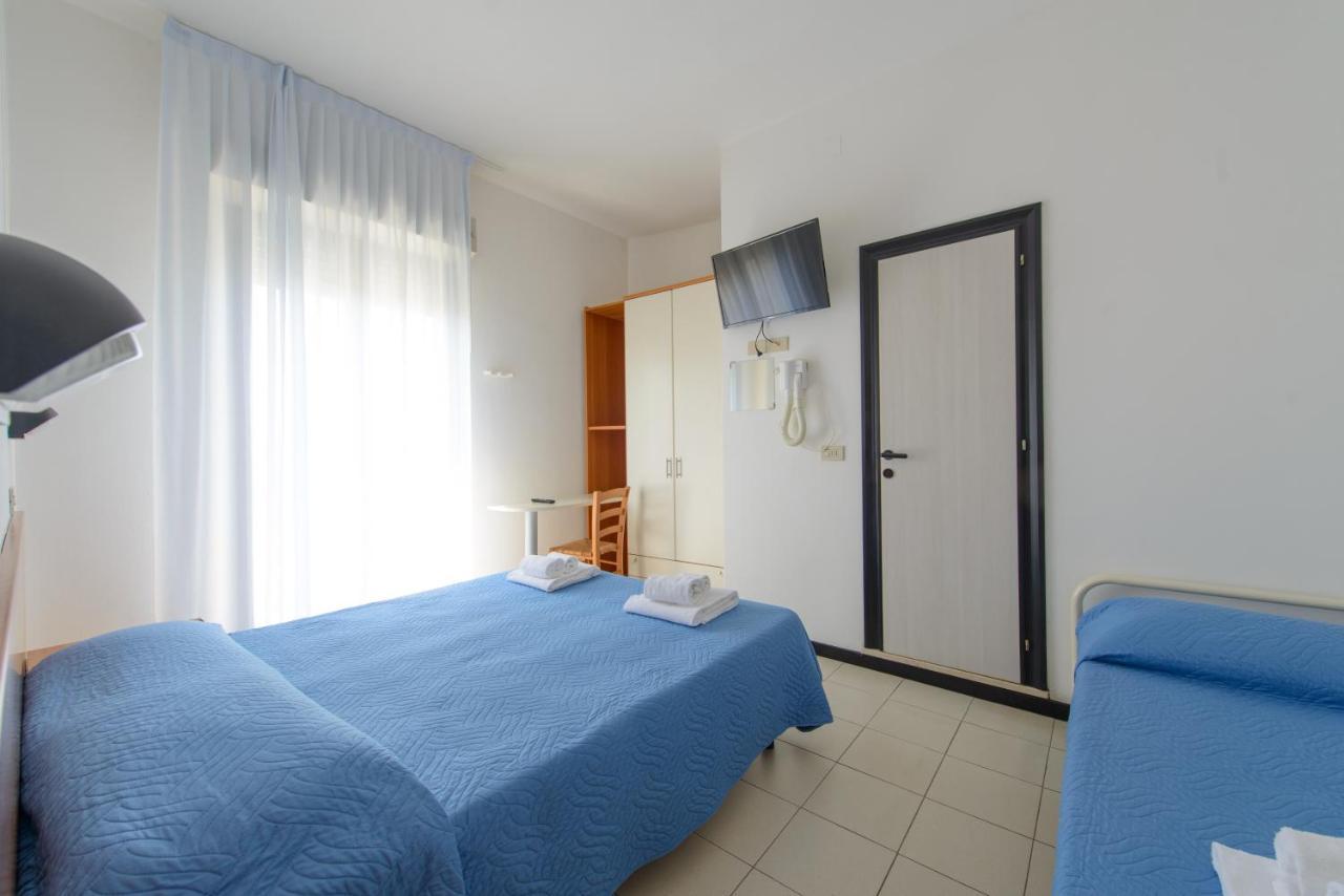 Hotel Paloma Beach Front Chiringuitos Time Римини Екстериор снимка