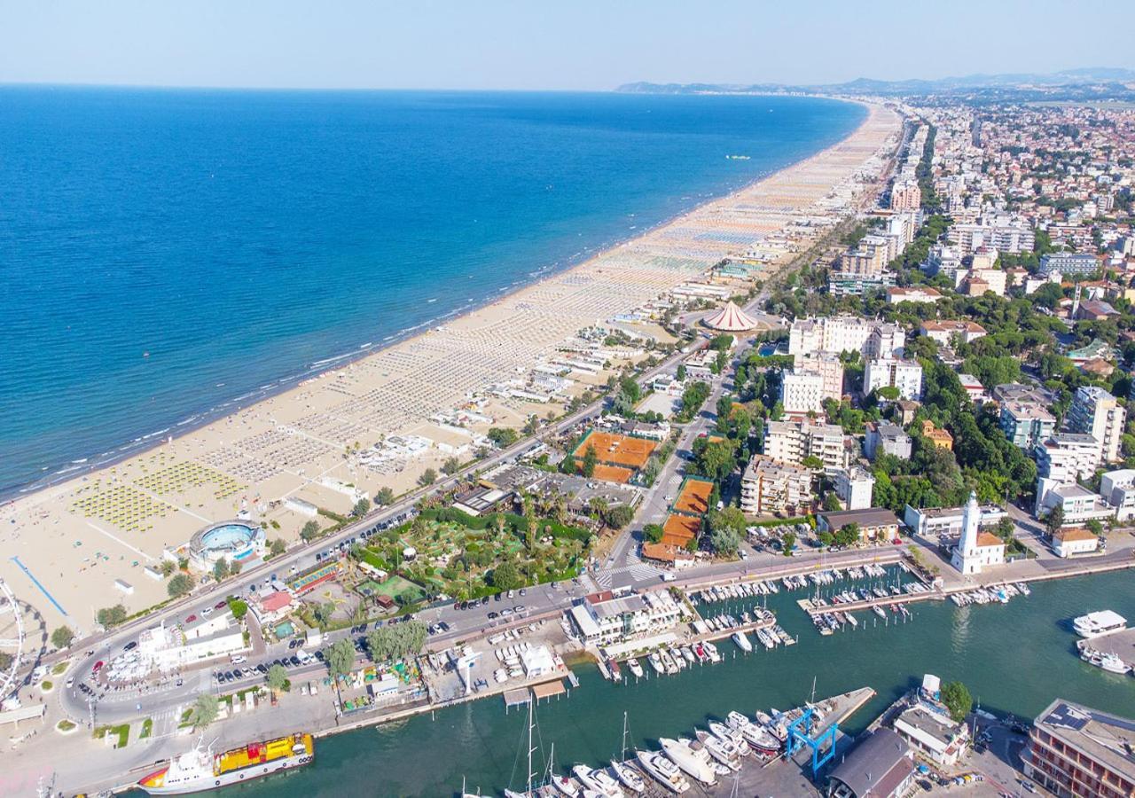 Hotel Paloma Beach Front Chiringuitos Time Римини Екстериор снимка