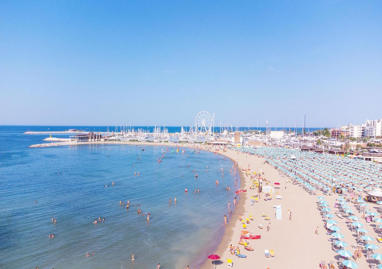 Hotel Paloma Beach Front Chiringuitos Time Римини Екстериор снимка