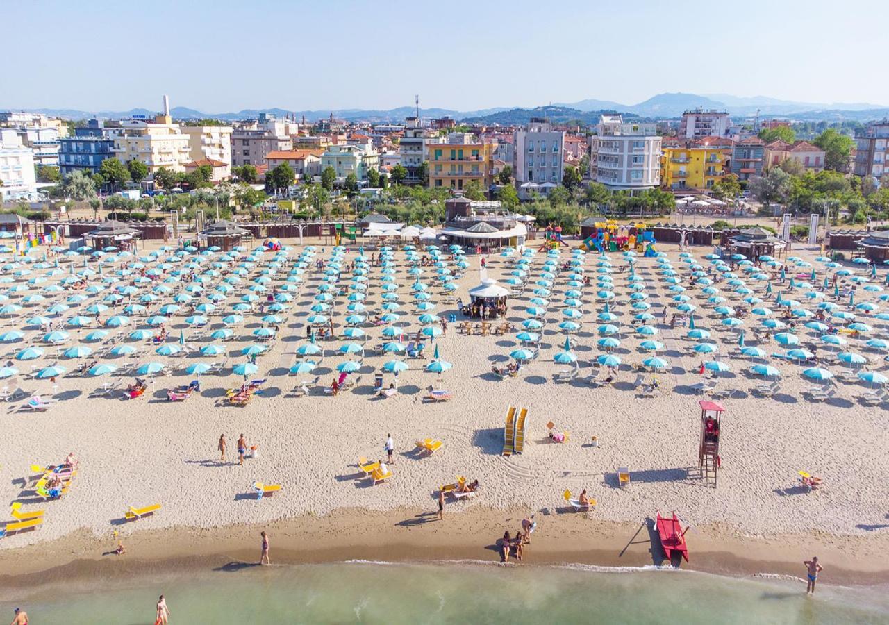 Hotel Paloma Beach Front Chiringuitos Time Римини Екстериор снимка
