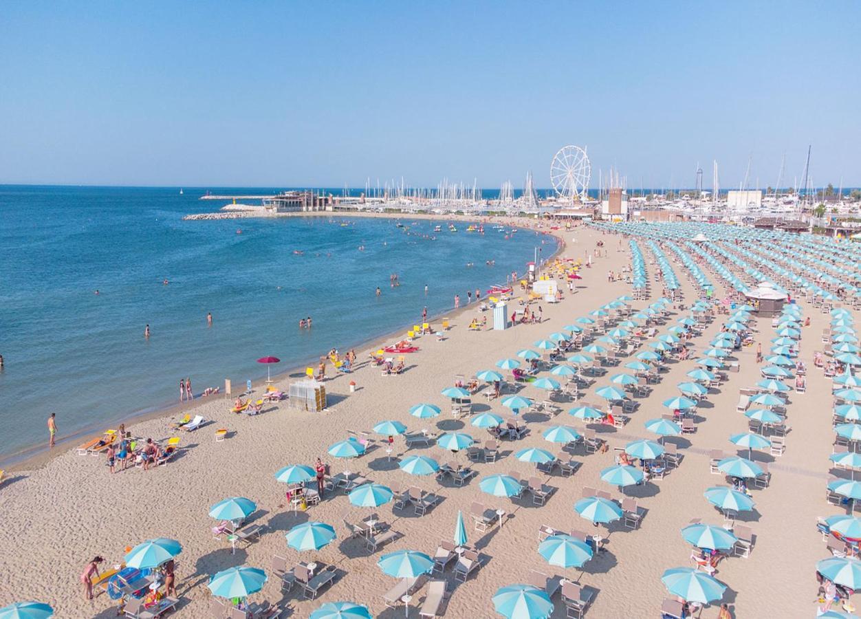 Hotel Paloma Beach Front Chiringuitos Time Римини Екстериор снимка