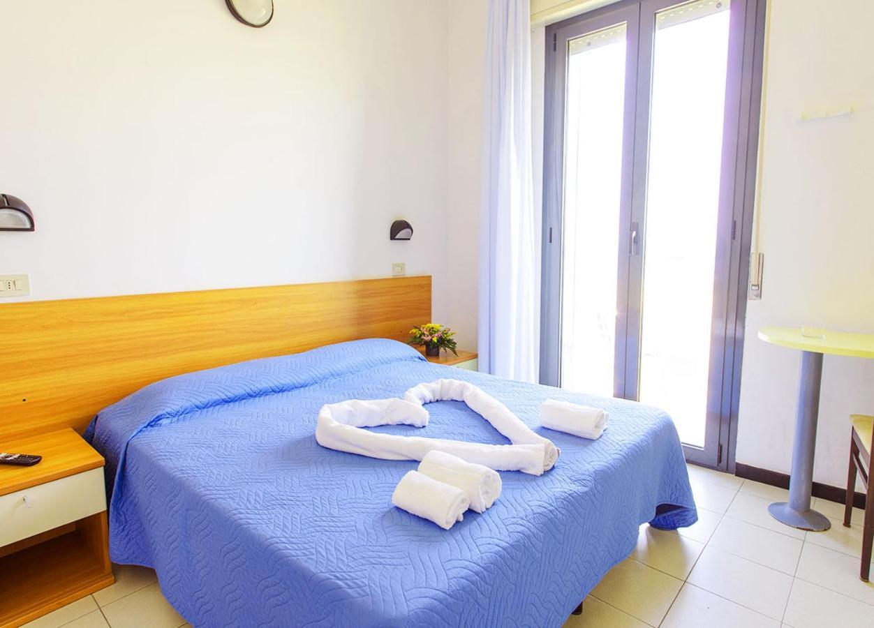 Hotel Paloma Beach Front Chiringuitos Time Римини Екстериор снимка