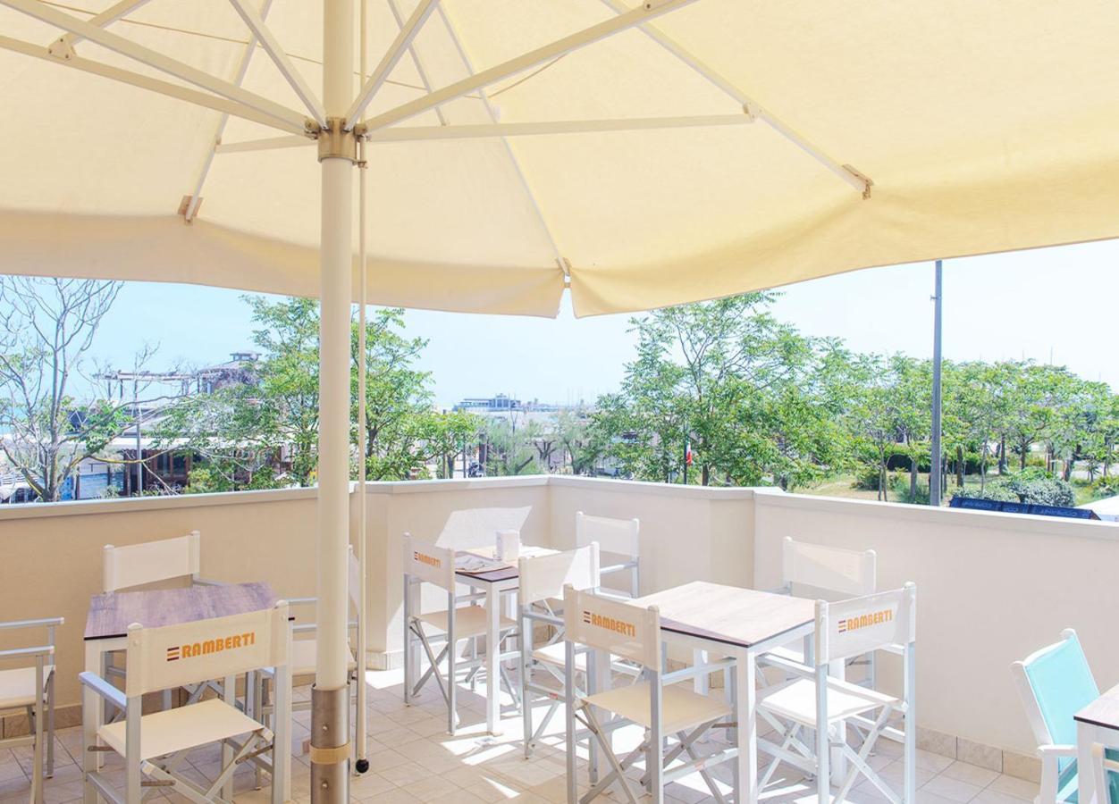 Hotel Paloma Beach Front Chiringuitos Time Римини Екстериор снимка