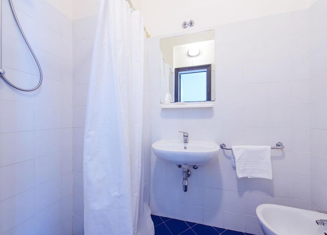 Hotel Paloma Beach Front Chiringuitos Time Римини Екстериор снимка