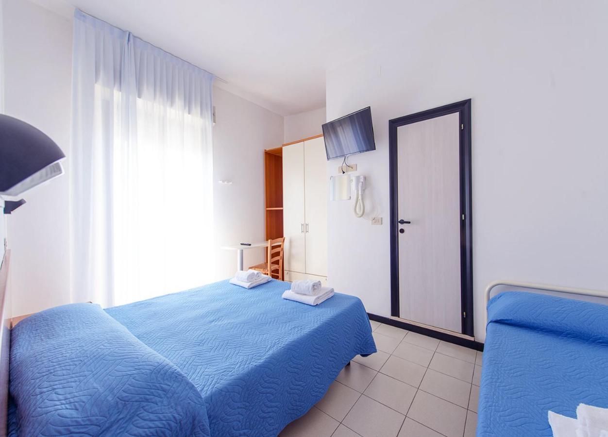 Hotel Paloma Beach Front Chiringuitos Time Римини Екстериор снимка